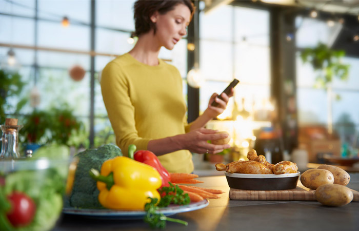 Mujer cocina vegetales preparaci&oacute;n comida