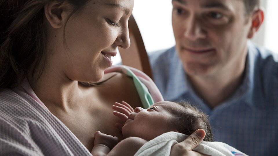 Ayudando a los bebés a desarrollarse bien desde el primer día