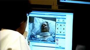 eICU se comunica con los equipos ubicados al costado de la cama del paciente en tiempo real con audio/video bidireccional.