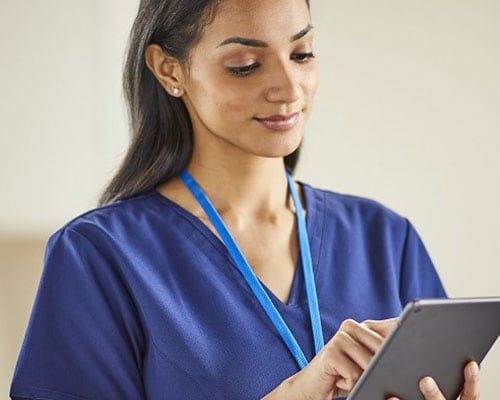 Clínico sostiene una tablet