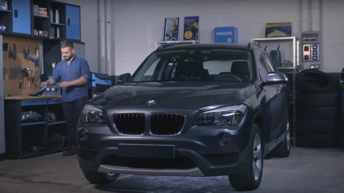 Vea cómo instalar las lámparas automotrices Philips en los faros en un BMW X1